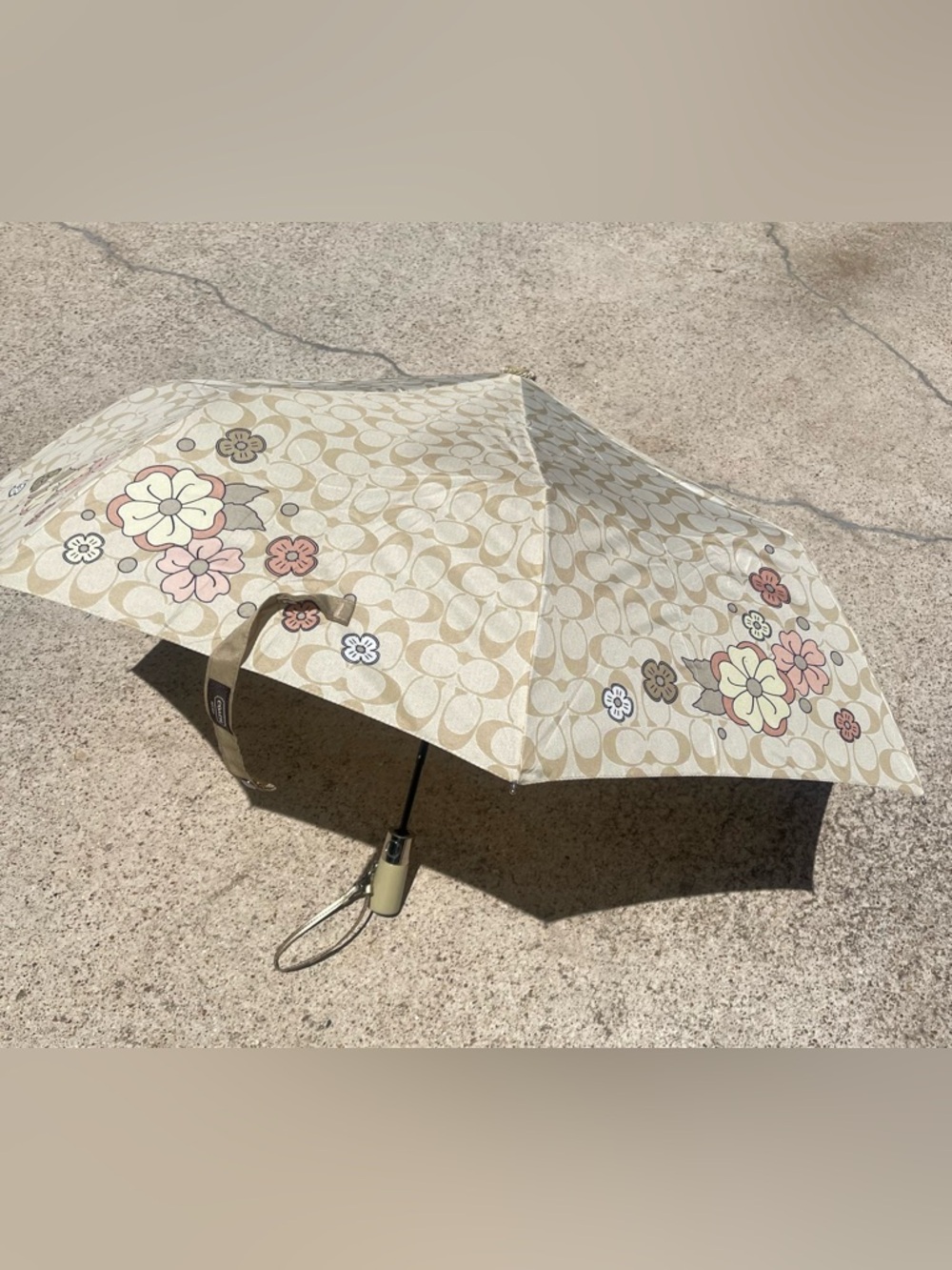 Floral Print Coach Umbrella with storage sleeve - Picture 4 of 10